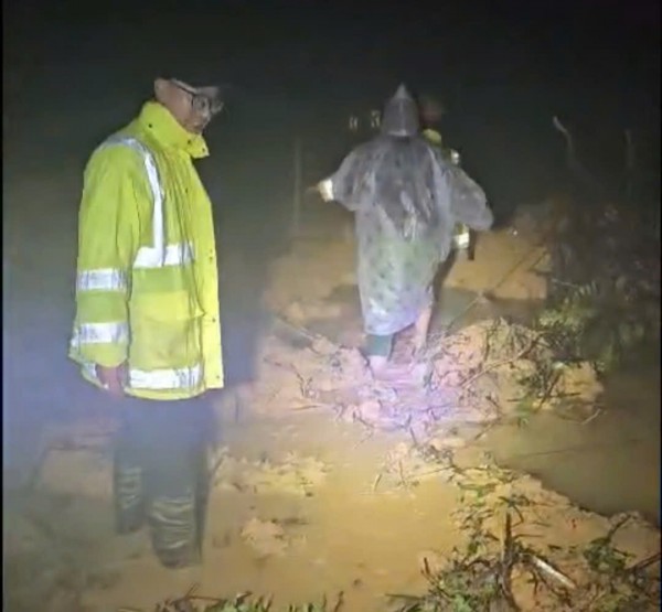 Sạt lở đèo Khánh Lê, đèo Ngoạn Mục: CSGT Lâm Đồng giải cứu nhiều người trong đêm Sạt lở đèo Khánh Lê, đèo Ngoạn Mục: CSGT Lâm Đồng giải cứu nhiều người trong đêm