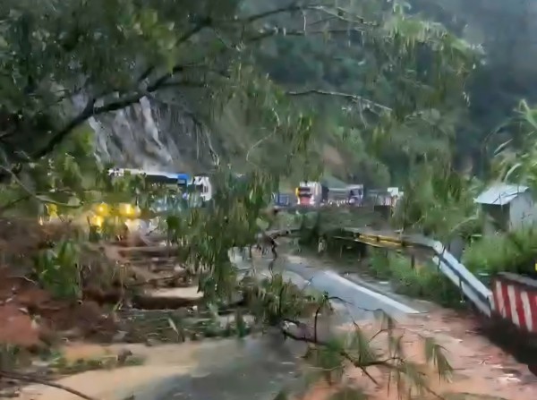 Sạt lở đèo Khánh Lê, đèo Ngoạn Mục: CSGT Lâm Đồng giải cứu nhiều người trong đêm Sạt lở đèo Khánh Lê, đèo Ngoạn Mục: CSGT Lâm Đồng giải cứu nhiều người trong đêm