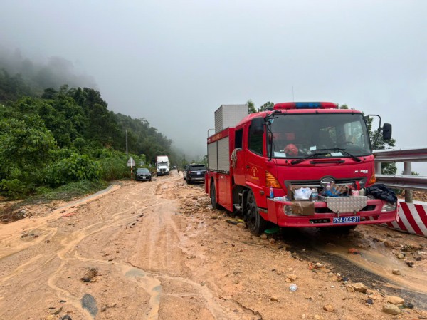 Cận cảnh hiện trường sạt lở đèo Khánh Lê khiến ít nhất 6 người tử vong Cận cảnh hiện trường sạt lở đèo Khánh Lê khiến ít nhất 6 người tử vong