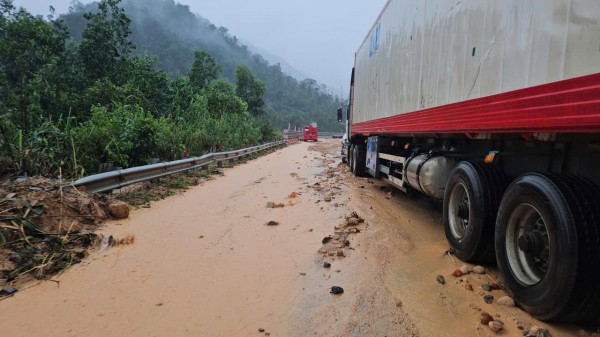 Cận cảnh hiện trường sạt lở đèo Khánh Lê khiến ít nhất 6 người tử vong Cận cảnh hiện trường sạt lở đèo Khánh Lê khiến ít nhất 6 người tử vong