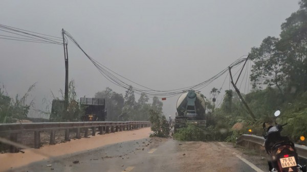 Cận cảnh hiện trường sạt lở đèo Khánh Lê khiến ít nhất 6 người tử vong Cận cảnh hiện trường sạt lở đèo Khánh Lê khiến ít nhất 6 người tử vong