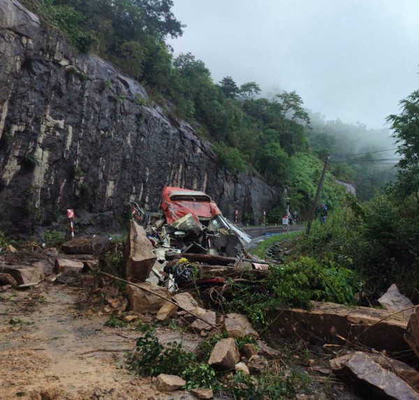 Cận cảnh hiện trường sạt lở đèo Khánh Lê khiến ít nhất 6 người tử vong Cận cảnh hiện trường sạt lở đèo Khánh Lê khiến ít nhất 6 người tử vong