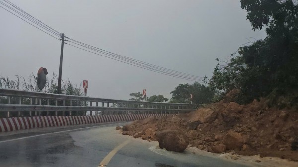 Cận cảnh hiện trường sạt lở đèo Khánh Lê khiến ít nhất 6 người tử vong Cận cảnh hiện trường sạt lở đèo Khánh Lê khiến ít nhất 6 người tử vong