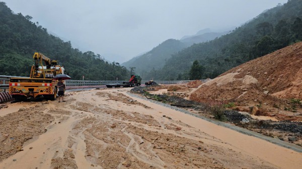 Cận cảnh hiện trường sạt lở đèo Khánh Lê khiến ít nhất 6 người tử vong Cận cảnh hiện trường sạt lở đèo Khánh Lê khiến ít nhất 6 người tử vong