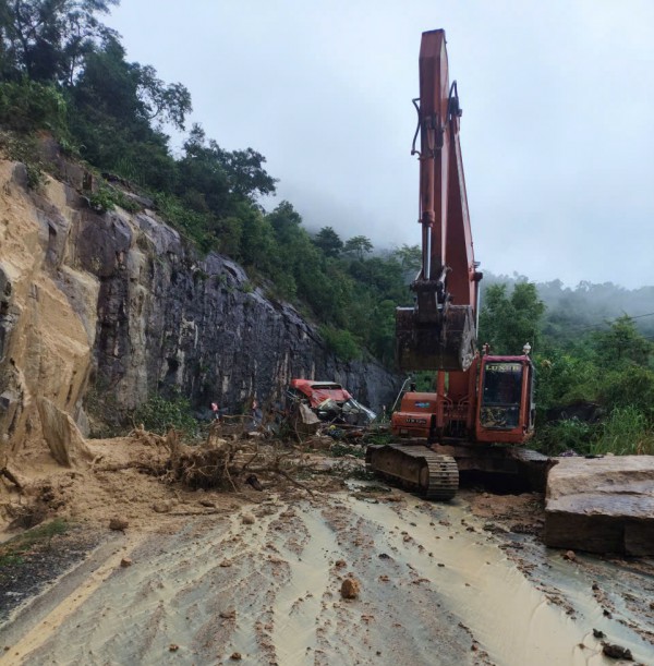 Cận cảnh hiện trường sạt lở đèo Khánh Lê khiến ít nhất 6 người tử vong Cận cảnh hiện trường sạt lở đèo Khánh Lê khiến ít nhất 6 người tử vong