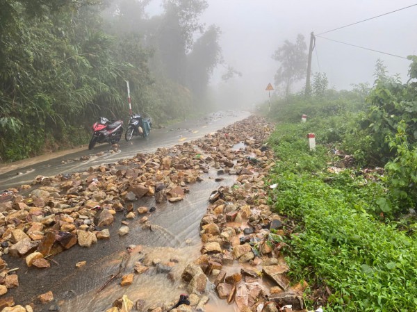 Cận cảnh hiện trường sạt lở đèo Khánh Lê khiến ít nhất 6 người tử vong Cận cảnh hiện trường sạt lở đèo Khánh Lê khiến ít nhất 6 người tử vong