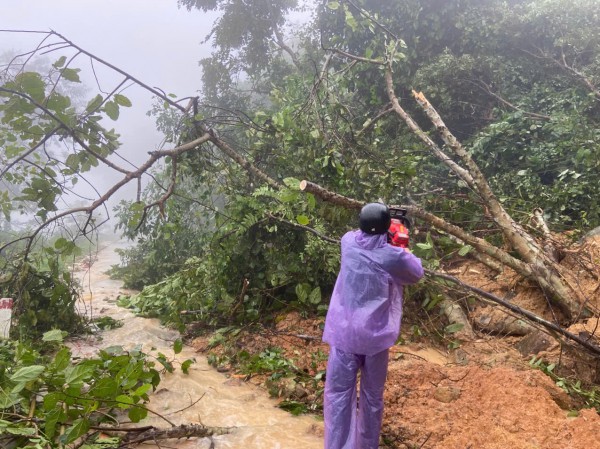 Cận cảnh hiện trường sạt lở đèo Khánh Lê khiến ít nhất 6 người tử vong Cận cảnh hiện trường sạt lở đèo Khánh Lê khiến ít nhất 6 người tử vong