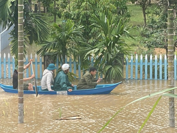 Đắk Lắk: Ngập sâu nhiều nơi, dân được di dời khẩn cấp Đắk Lắk: Ngập sâu nhiều nơi, dân được di dời khẩn cấp
