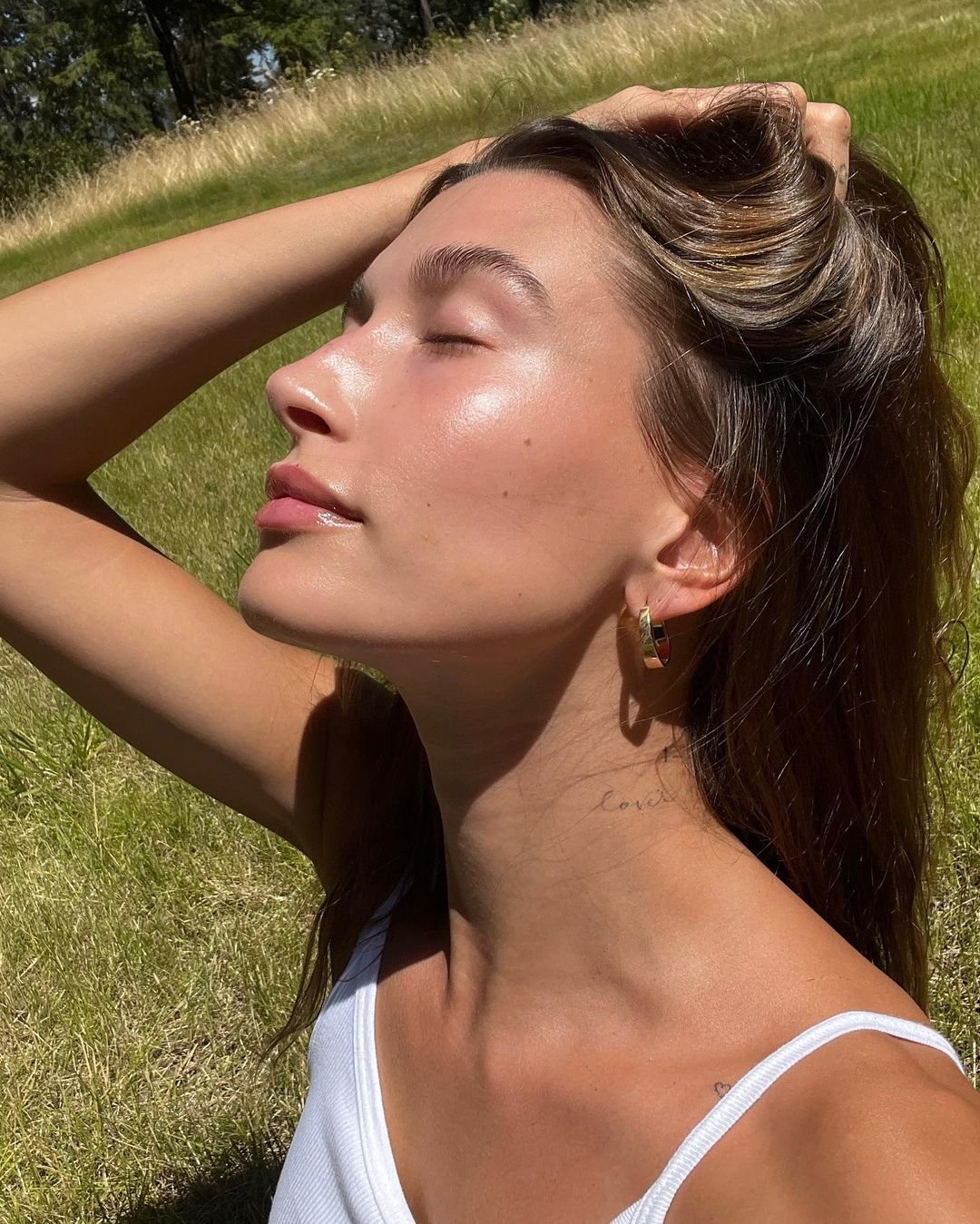 Hailey Bieber tiết lộ bí quyết giữ da căng bóng không cần botox Hailey Bieber tiết lộ bí quyết giữ da căng bóng không cần botox