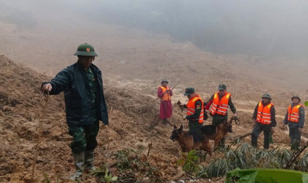 Sạt lở núi ở Đà Nẵng: Quân đội khẩn trương tìm người mất tích Sạt lở núi ở Đà Nẵng: Quân đội khẩn trương tìm người mất tích