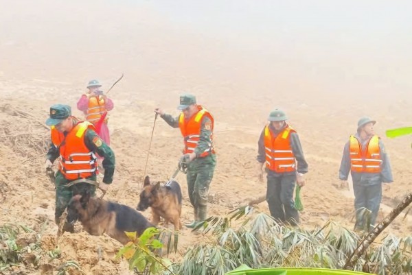 Sạt lở núi ở Đà Nẵng: Quân đội khẩn trương tìm người mất tích Sạt lở núi ở Đà Nẵng: Quân đội khẩn trương tìm người mất tích