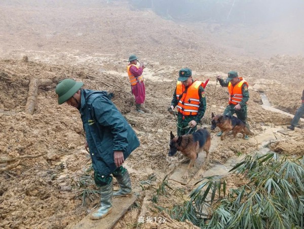 Sạt lở núi ở Đà Nẵng: Quân đội khẩn trương tìm người mất tích Sạt lở núi ở Đà Nẵng: Quân đội khẩn trương tìm người mất tích