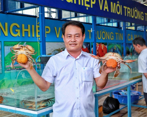 Hôm nay ngày đầu lễ hội ẩm thực cua Cà Mau ở TP.HCM: Thực khách hào hứng