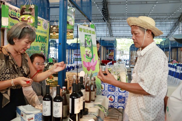 Hôm nay ngày đầu lễ hội ẩm thực cua Cà Mau ở TP.HCM: Thực khách hào hứng