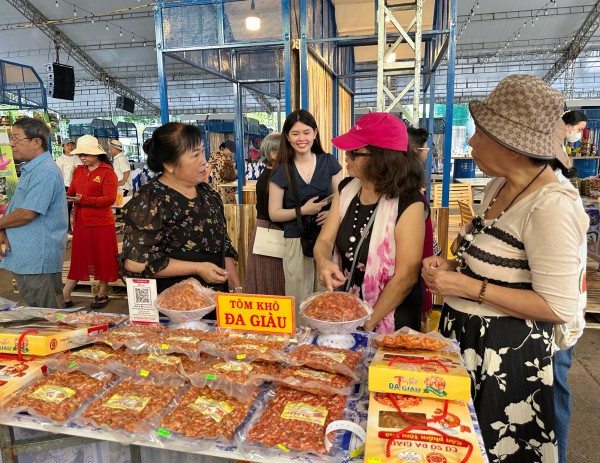 Hôm nay ngày đầu lễ hội ẩm thực cua Cà Mau ở TP.HCM: Thực khách hào hứng