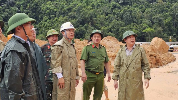 Tập trung khắc phục sạt lở đèo Khánh Lê