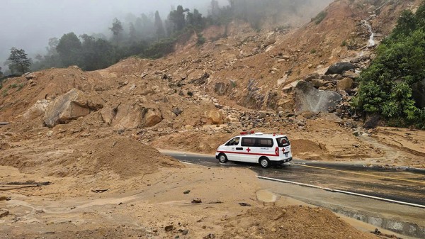 Tập trung khắc phục sạt lở đèo Khánh Lê