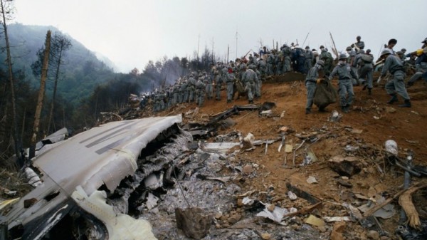 Bức ảnh ám ảnh trong vụ tai nạn máy bay 'tồi tệ nhất mọi thời đại'