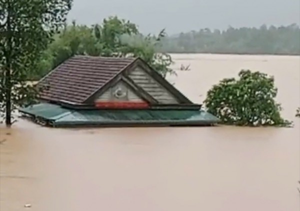 Nhà dân ở chiến khu xưa Ba Lòng ngập tới nóc, cả ngàn người phải sơ tán