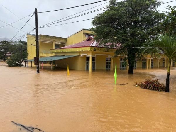 Nhà dân ở chiến khu xưa Ba Lòng ngập tới nóc, cả ngàn người phải sơ tán