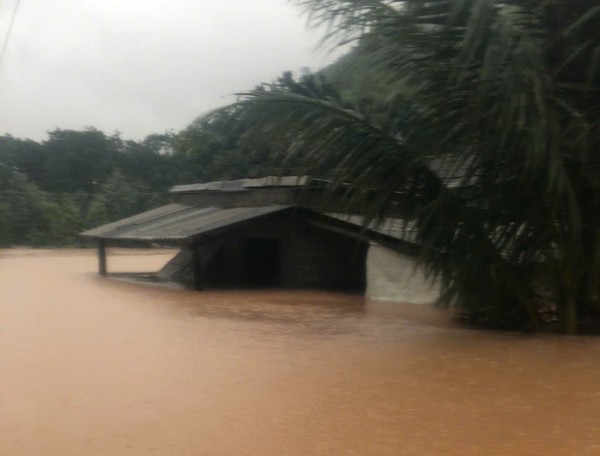 Nhà dân ở chiến khu xưa Ba Lòng ngập tới nóc, cả ngàn người phải sơ tán