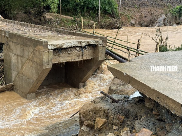 Cận cảnh hiện trường lũ cuốn sập cầu Nước Bao ở Quảng Ngãi Cận cảnh hiện trường lũ cuốn sập cầu Nước Bao ở Quảng Ngãi