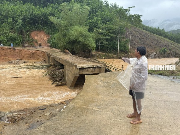 Cận cảnh hiện trường lũ cuốn sập cầu Nước Bao ở Quảng Ngãi Cận cảnh hiện trường lũ cuốn sập cầu Nước Bao ở Quảng Ngãi