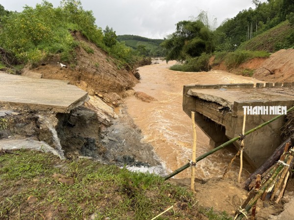 Cận cảnh hiện trường lũ cuốn sập cầu Nước Bao ở Quảng Ngãi Cận cảnh hiện trường lũ cuốn sập cầu Nước Bao ở Quảng Ngãi