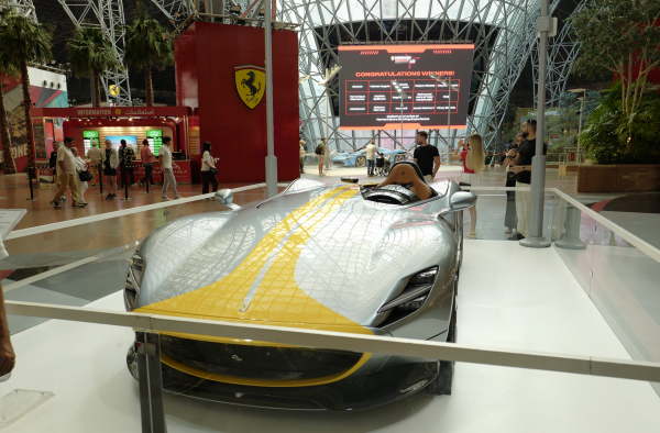 Du khách Việt ngỡ ngàng bước vào 'thế giới siêu thực' ở Abu Dhabi