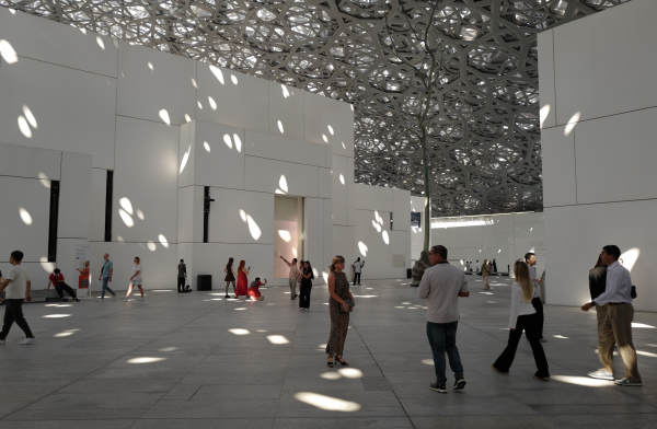 Du khách Việt ngỡ ngàng bước vào 'thế giới siêu thực' ở Abu Dhabi