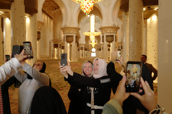 Du khách Việt ngỡ ngàng bước vào 'thế giới siêu thực' ở Abu Dhabi