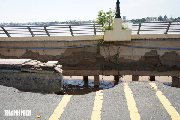 Đồng Tháp: Sạt lở làm kè sông Tiền 'hổng chân', hố sâu xuất hiện trên đường Đồng Tháp: Sạt lở làm kè sông Tiền 'hổng chân', hố sâu xuất hiện trên đường