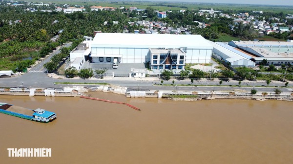 Đồng Tháp: Sạt lở làm kè sông Tiền 'hổng chân', hố sâu xuất hiện trên đường Đồng Tháp: Sạt lở làm kè sông Tiền 'hổng chân', hố sâu xuất hiện trên đường