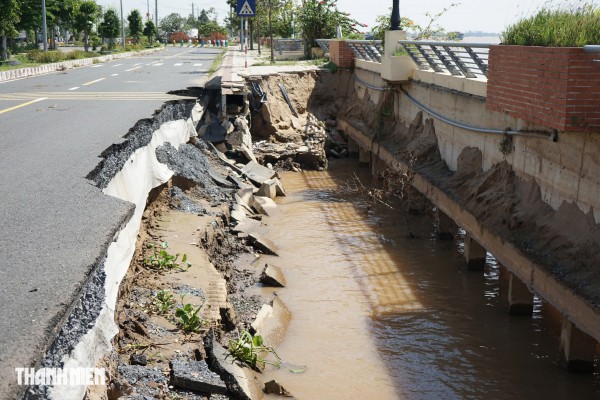 Đồng Tháp: Sạt lở làm kè sông Tiền 'hổng chân', hố sâu xuất hiện trên đường Đồng Tháp: Sạt lở làm kè sông Tiền 'hổng chân', hố sâu xuất hiện trên đường