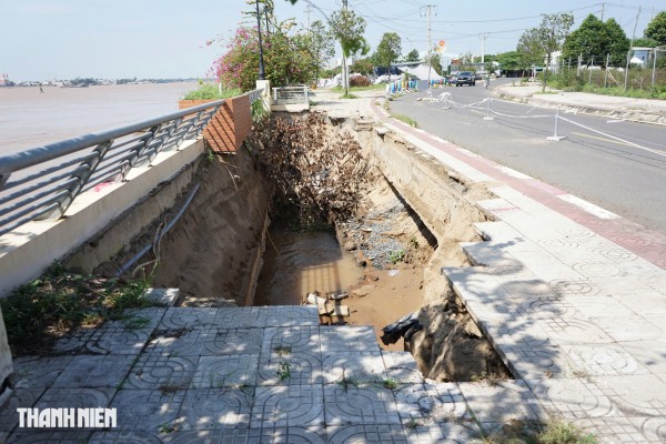 Đồng Tháp: Sạt lở làm kè sông Tiền 'hổng chân', hố sâu xuất hiện trên đường Đồng Tháp: Sạt lở làm kè sông Tiền 'hổng chân', hố sâu xuất hiện trên đường
