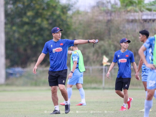 Xuân Son rê bóng, đồng đội trầm trồ ngắm nhìn: Chắc chắn đá trận gặp Lào