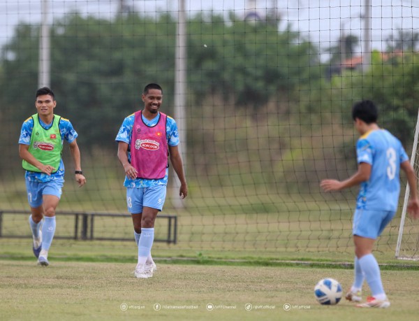 Xuân Son rê bóng, đồng đội trầm trồ ngắm nhìn: Chắc chắn đá trận gặp Lào