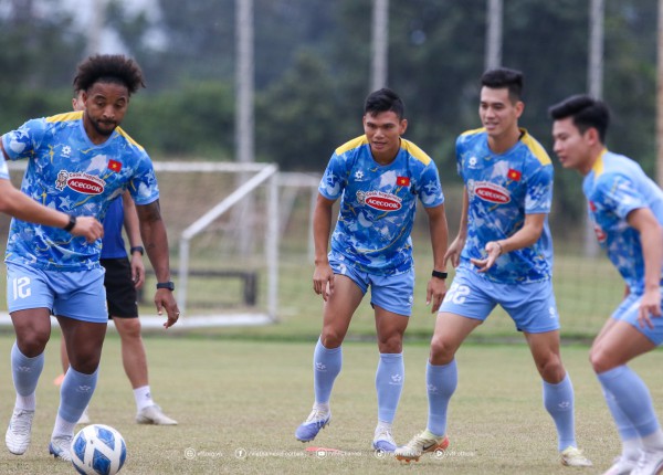 Xuân Son rê bóng, đồng đội trầm trồ ngắm nhìn: Chắc chắn đá trận gặp Lào