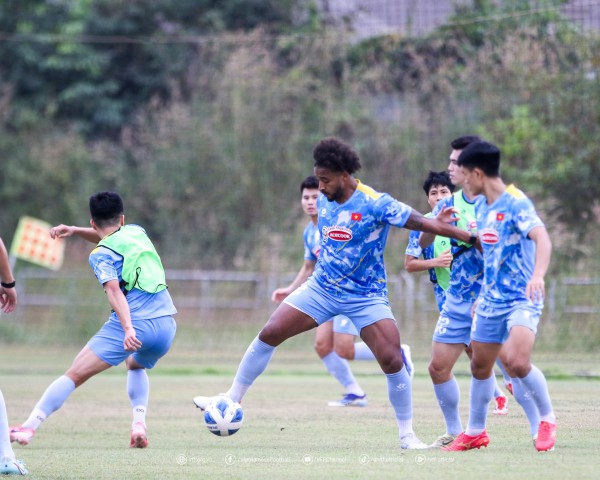 Xuân Son rê bóng, đồng đội trầm trồ ngắm nhìn: Chắc chắn đá trận gặp Lào