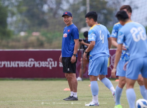 Xuân Son rê bóng, đồng đội trầm trồ ngắm nhìn: Chắc chắn đá trận gặp Lào