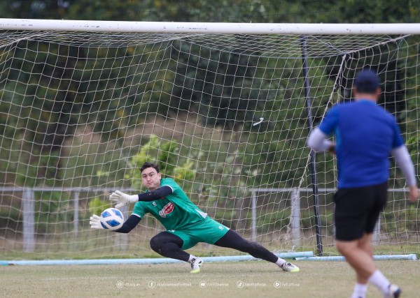 Xuân Son rê bóng, đồng đội trầm trồ ngắm nhìn: Chắc chắn đá trận gặp Lào