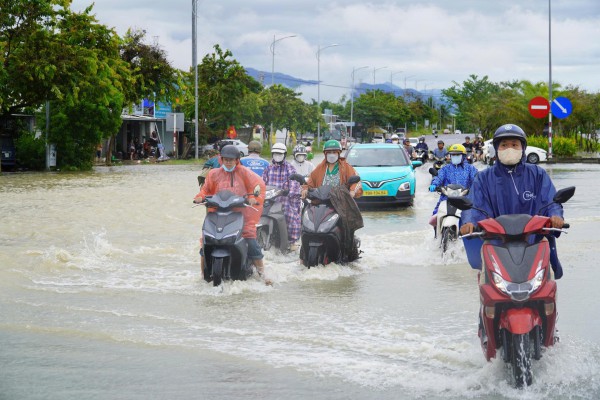 Nha Trang chìm trong biển nước, lũ trên sông Cái tiếp tục dâng cao Nha Trang chìm trong biển nước, lũ trên sông Cái tiếp tục dâng cao