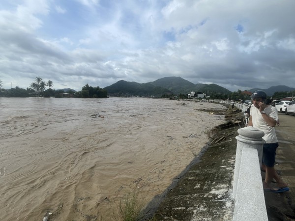 Nha Trang chìm trong biển nước, lũ trên sông Cái tiếp tục dâng cao Nha Trang chìm trong biển nước, lũ trên sông Cái tiếp tục dâng cao