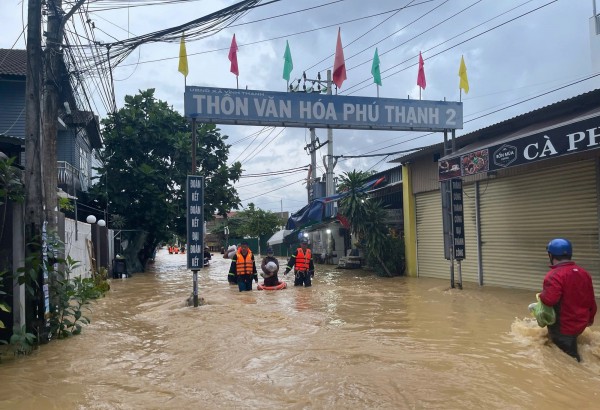 Mưa lũ tại Khánh Hòa: Nước sông Cái dâng nhanh, người dân leo mái nhà cầu cứu