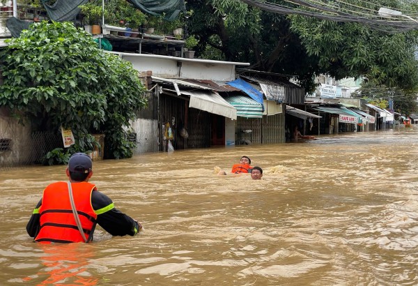 Mưa lũ tại Khánh Hòa: Nước sông Cái dâng nhanh, người dân leo mái nhà cầu cứu