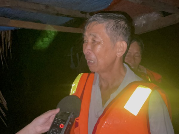 Đắk Lắk: 2 người lớn tuổi đau ốm được đưa ra khỏi vùng ngập lụt trong đêm