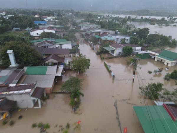 Đắk Lắk: 2 người lớn tuổi đau ốm được đưa ra khỏi vùng ngập lụt trong đêm