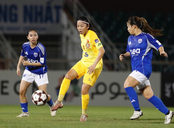 CLB nữ TP.HCM vào tứ kết châu Á, cầu thủ Singapore bất ngờ ngã quỵ phải đi cấp cứu CLB nữ TP.HCM vào tứ kết châu Á, cầu thủ Singapore bất ngờ ngã quỵ phải đi cấp cứu