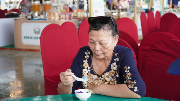 Ngỡ ngàng chè cua Cà Mau: Món 'nghe sợ' nhưng ăn vào… mê luôn Ngỡ ngàng chè cua Cà Mau: Món 'nghe sợ' nhưng ăn vào… mê luôn