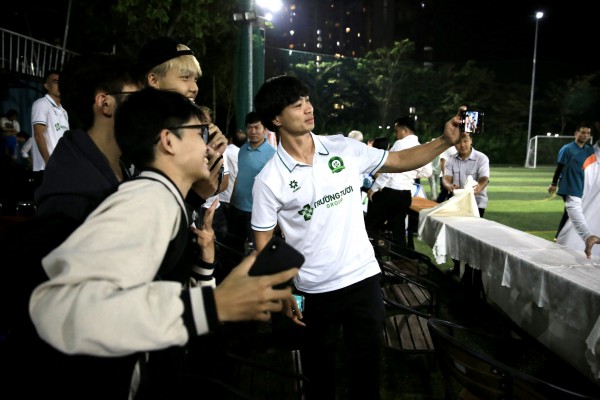 Công Phượng, Xuân Trường và Minh Vương lan tỏa cảm xúc mạnh mẽ ở giải sinh viên UEH Công Phượng, Xuân Trường và Minh Vương lan tỏa cảm xúc mạnh mẽ ở giải sinh viên UEH